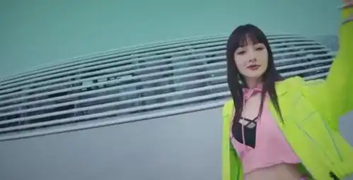 李小璐母亲节发新歌,变身rapper,mv记录女儿甜馨成长点滴
