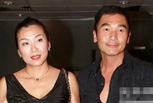 长相帅气的他,与最丑港姐相恋12年后奉子成婚,今女儿长相随妈
