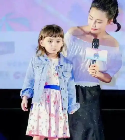 马雅舒家三个孩子,两个女儿像外国美女,只有儿子更像中国人