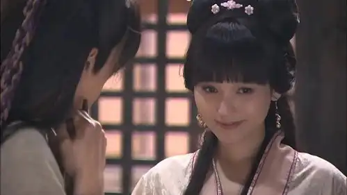 39岁金莎素颜小区遛狗,幸福肥明显体重超110,面部浮肿胖若两人
