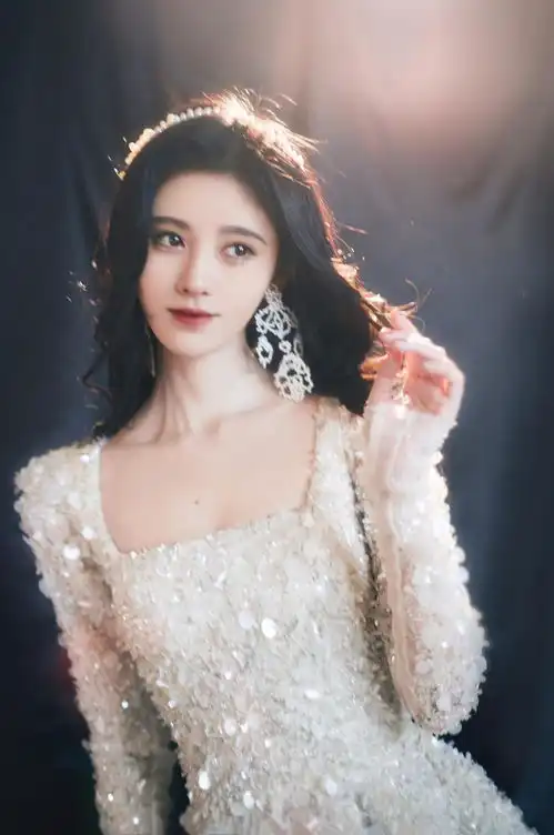 鞠婧祎白色亮片纱裙唯美写真
