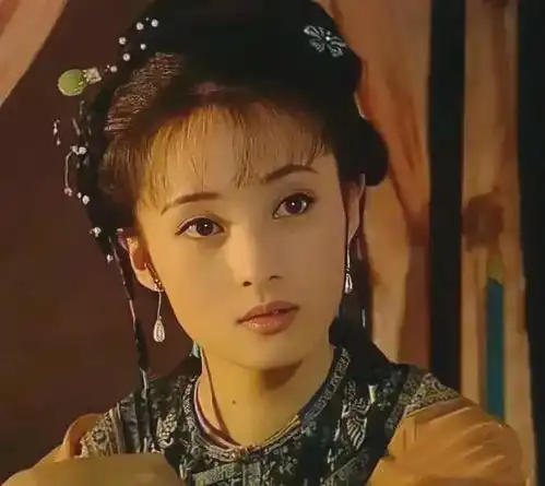 年轻时蒋勤勤的照片,那时轻柔似水秀美灵动,如同画中人一样