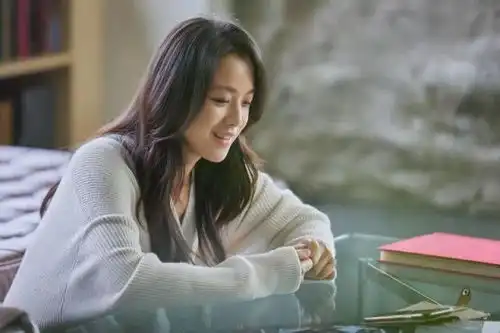 41岁汤唯近照曝光穿牛仔裤针织衫美成中国全智贤,文艺气质绝了