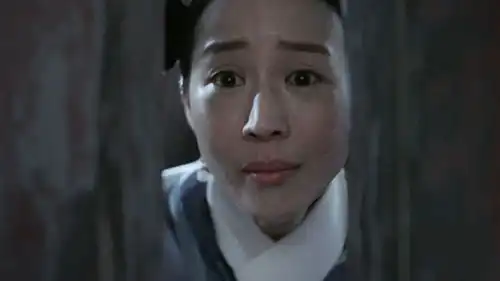 如懿传令妃诬陷周迅与侍卫有奸情,海兰为帮姐姐害死凌云彻