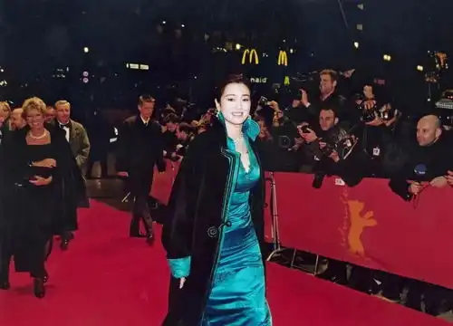 56岁的巩俐凭什么活成了东方美的典范
