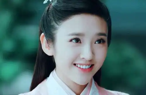 唐艺昕带一岁女儿逛街,模样呆萌似妈妈,身材修长遗传张若昀
