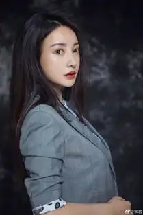 柳岩穿灰色西装霸气撸袖摆造型淡妆出镜眼神清澈很动人