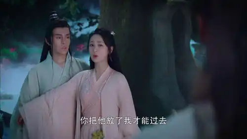 香蜜旭凤与扑哧君恶战,扑哧君不敌旭凤处于下风,锦觅着急劝架
