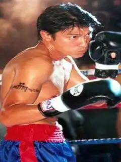 电影阿虎手上的纹身图片特写
