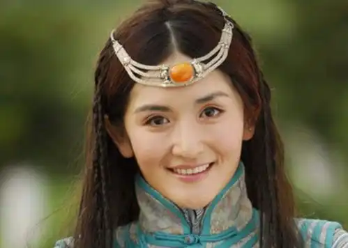 有一种逆生长叫谢娜,上春晚扎双丸子头,嫩过26岁的鞠婧祎
