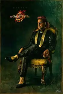 饥饿游戏2角色海报乔什哈切森西装亮相
