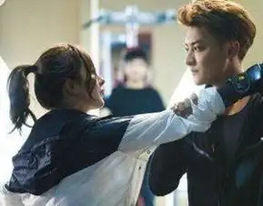 谈判官中杨幂穿大衣最美西服次之,但是这套衣服却最不适合她