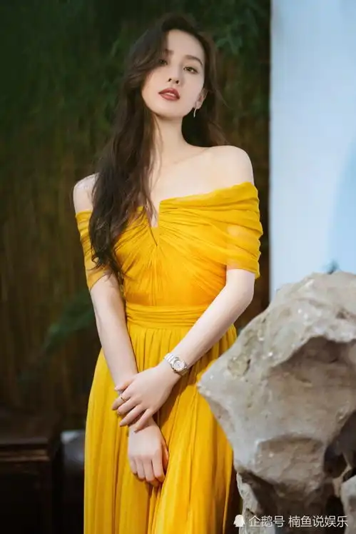 刘诗诗现身成都状态好迷人露肩长裙引粉丝围堵,一颦一笑都好美