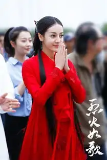 郑爽大片营业红唇颜料妆惊艳绝美
