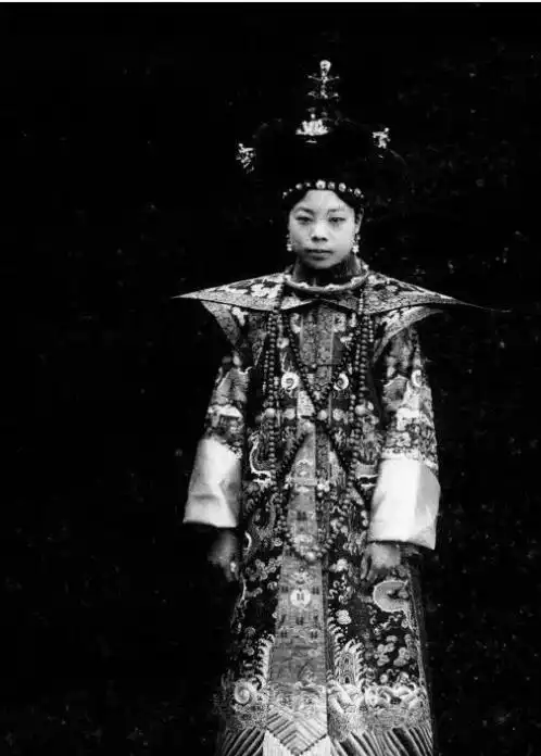 末代皇妃文绣照片,虽不漂亮,却是历史上唯一敢和皇帝离婚的女人
