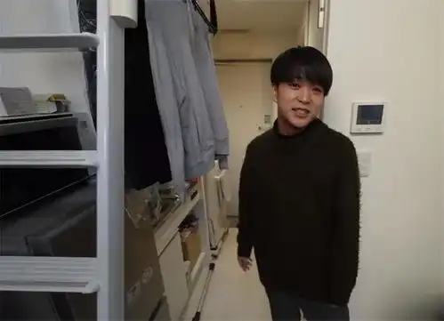 21岁的他住6㎡蜗居三年,利用3米5挑高切出卧室,蜗居逼仄却乐观
