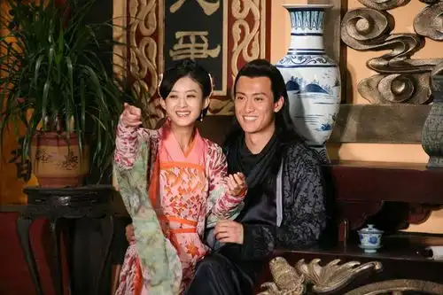 新还珠格格的晴儿和柳红,其实是二搭,不像第一部剧如此亲密