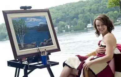 加情侣重现经典电影场景拍个性订婚照
