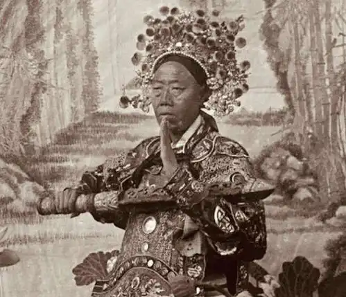 北京出土李莲英墓,报废3把铁锤才挖开,开棺后专家倒吸一口凉气