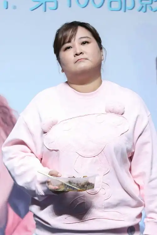 贾玲路人视角生图曝光,对比团队精修美照,差距有点大