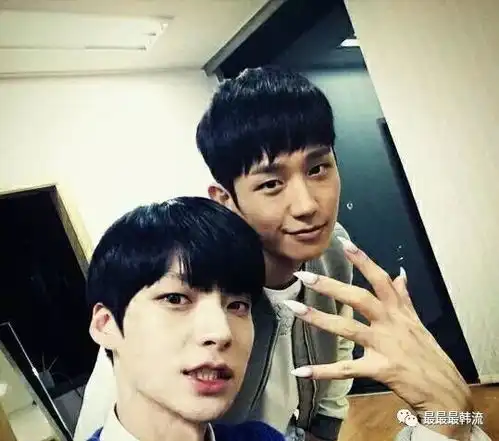 穿衣显瘦脱衣有肉在各类热播剧里打酱油的他这次终于崛起了