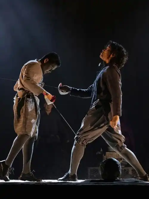 走下舞台执起导筒,濮存昕能否带藏族学生重现哈姆雷特的精彩
