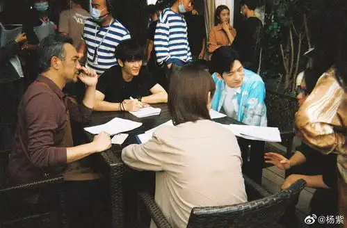 杨紫学习速滑表情呆萌可爱镜头里的她也很认真

