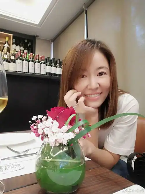 林心如重游故宫,从不晒女儿照片,身穿谢娜同款,价格被曝接地气