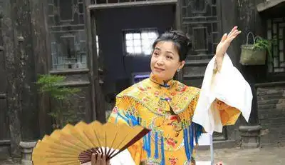 戴春荣凭坏皇后深入人心,藏了家人多年,原来皆是圈里人
