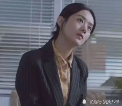 赵丽颖新剧路透照曝光,做人群中开会乖巧安静侧颜秀气
