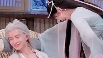 成毅工作室白发帝君海报拍摄花絮高冷帝君和呆萌毅毅的反差萌
