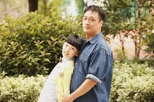 从小父亲告诉我母亲已经去世,有天听到姐姐叫妈,看到那人我愣了