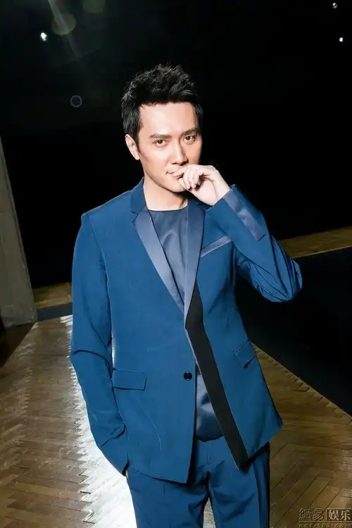 冯绍峰巴黎头排看秀混搭优雅运动相结合