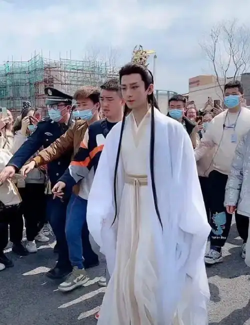 沉香如屑成毅定妆直播,帝君造型比司凤还好看,景甜却被指太像璇玑
