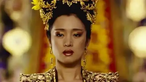 满城尽带黄金甲巩俐饰演大唐王后,金马影后不是盖的
