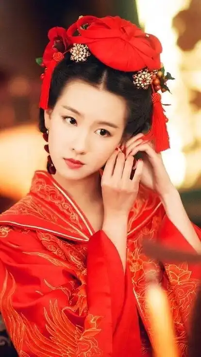 内娱凤冠霞帔最美10位当红女星,唐嫣仅排第七,白鹿排第四,你认为谁最美呢
