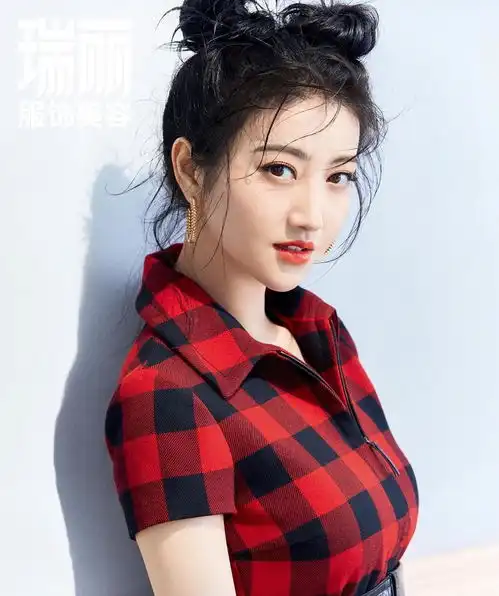 景甜登瑞丽服饰美容封面哪吒头造型娇俏鬼马