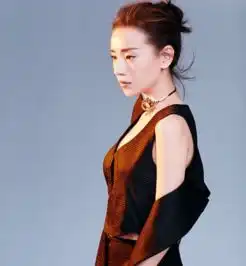 董洁电梯内遭壁咚吓得小鹿乱撞直捂胸口