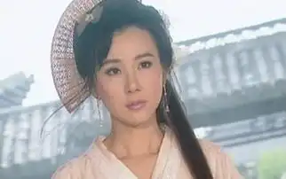 曾是一对姐妹花,绿萍整容过度50岁未婚,紫菱嫁入豪门如少女