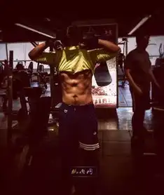 高晓攀晒健身肌肉照
