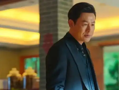 张颂文动态更新,晒农村生活,卸下明星光环与田间阿姨交谈
