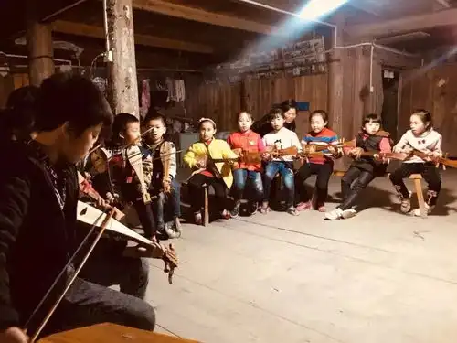 贵州版放牛班的春天侗族姑娘用音乐搭桥,滋养留守儿童心灵

