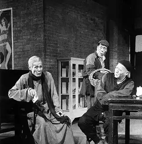 蓝天野白天演戏,晚上刺探敌情,隐姓埋名75年,2021年被授勋
