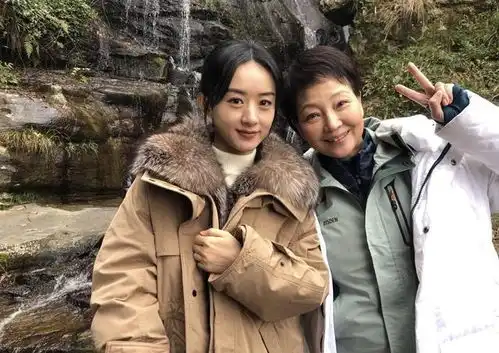 郑爽王子异对唱情歌,复古造型cp感足,网友像极了当年的张翰