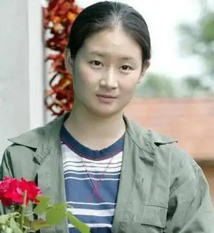 已走向世界的王亚彬,辞演王小蒙离开赵本山十年了,是失还是得
