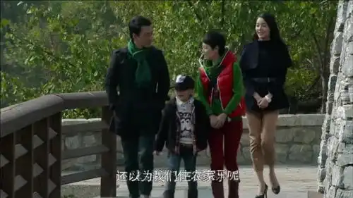 小爸爸三妹看着别墅太豪华满脸喜悦,可是夏天对什么都不关心,只想找电话