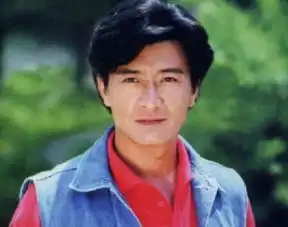 31岁才大学毕业,曾是中国人公认的帅哥,姐弟恋恩爱多年无绯闻
