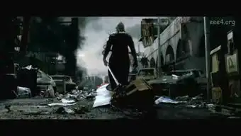 求生化危机4电影那个巨斧刽子手站在街头,那个镜头的高清壁纸
