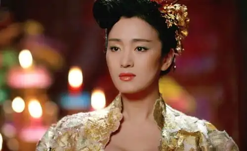 张艺谋无诚心之作黄金甲不服,周润发一身行头就不简单
