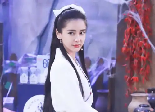 baby挑战小龙女扮相,脸僵法令纹明显,果然还是比不过神仙姐姐
